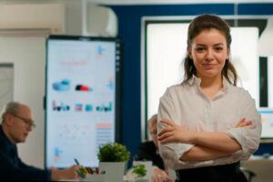 Ripresa-media-di-una-donna-in-un-ufficio