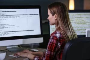 donna-che-scrive-codice-su-un-pc