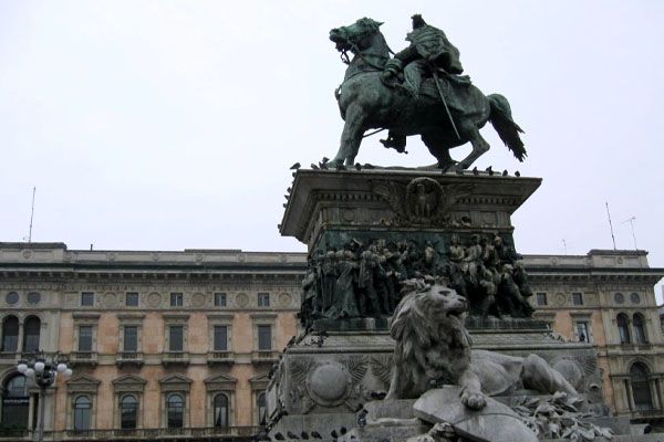 statua dI vittorio emanuelle II