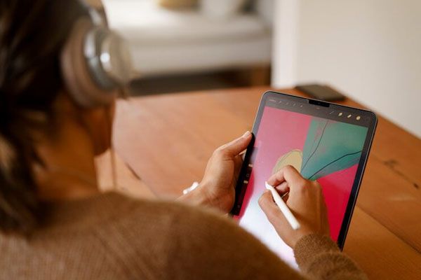 donna che utilizza la tecnologia del tablet digitale