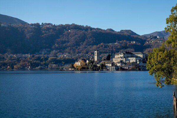 isola di fama mondiale d'orta san giulio piemonte lago d'orta nord italia vista