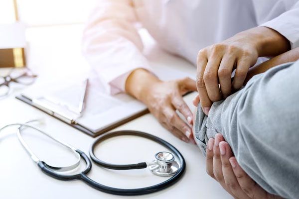sezione centrale medico visita paziente tavolo