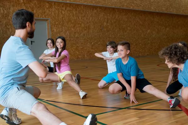 Bambini di media statura che si esercitano in palestra a scuola