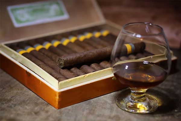grande scatola di sigari cubani su un tavolo di legno confezione presentabile