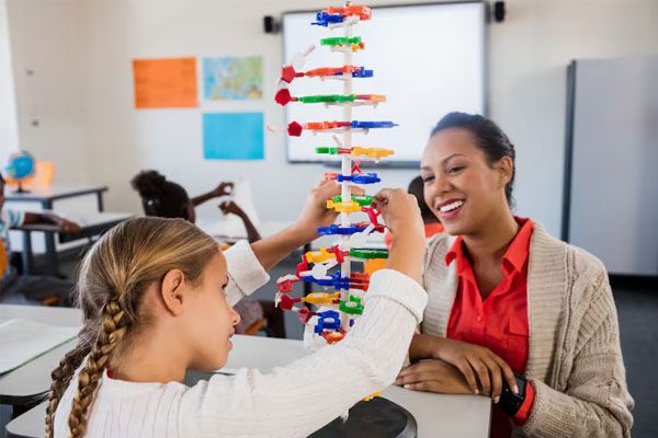 insegnante che dà lezione ai suoi studenti