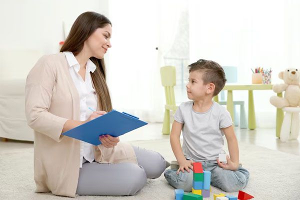 lo specialista lavora con il bambino