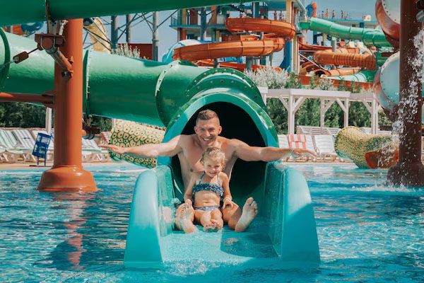 Attività ricreative nei parchi acquatici o spiagge artificiali in città