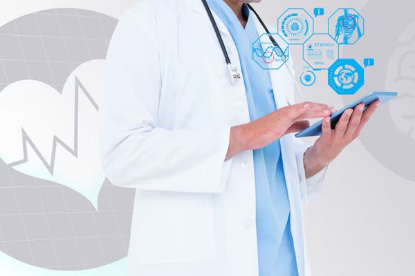 Concetto futuristico di un medico che tiene in mano un dispositivo elettronico con icone di cartelle clinich
