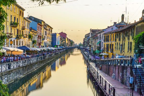 Passeggiate in barca sul Naviglio Grande