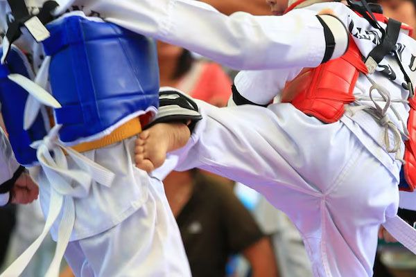 bambini che combattono in una competizione