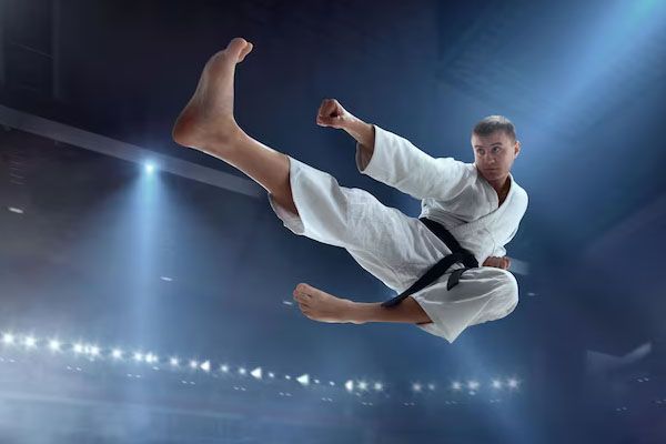 combattente che fa una dimostrazione su un tatami