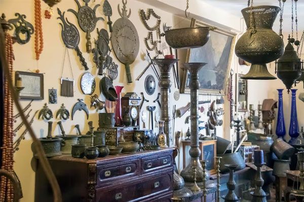 oggetti d'antiquariato esposti su una parete