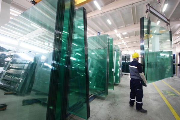 operaio in una fabbrica di vetro