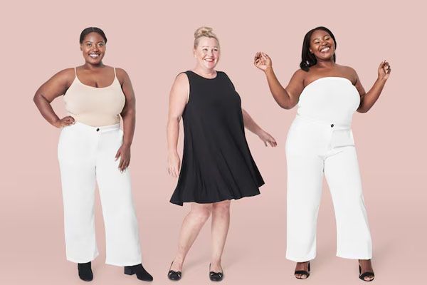 Gruppo di modelle curvy in posa