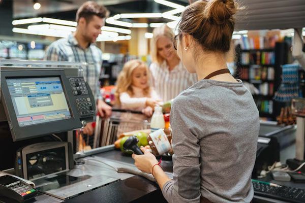 cassiera del supermercato che svolge il suo lavoro
