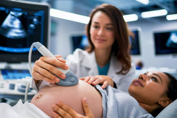 donna incinta che fa un'ecografia