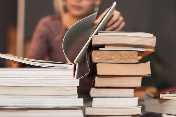 primo piano di una donna con vecchi libri