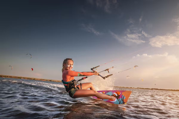 donna che pratica il kitesurf in mare