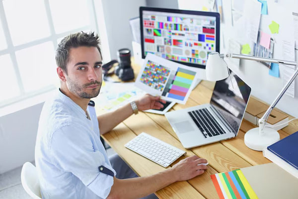 giovane che lavora in ufficio