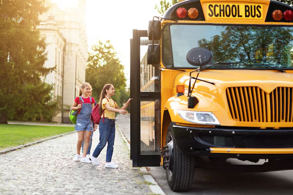 Bambini che salgono su uno scuolabus