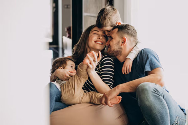 Inquadratura aperta di una famiglia felice che condivide
