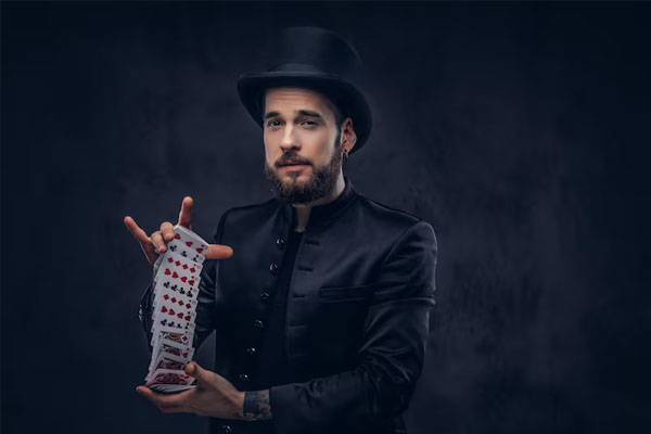 Mago che esegue un trucco magico con le carte