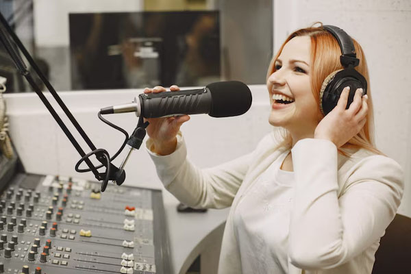 annunciatore che parla al microfono della radio
