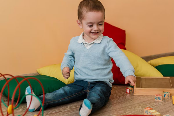 bambino nella stanza che gioca con giocattoli colorati