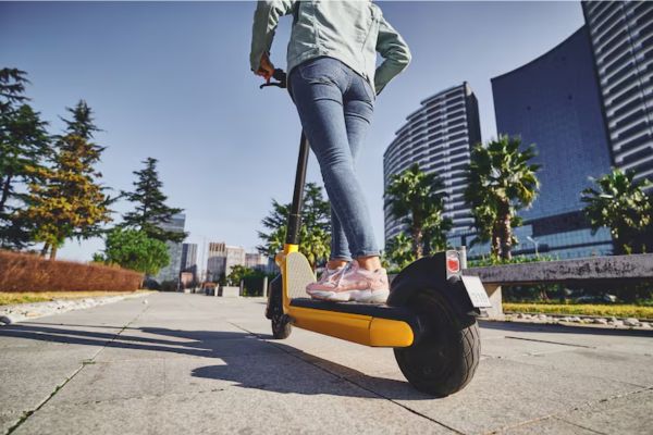 Primo piano di uno skateboard elettrici in una zona pedonale della città