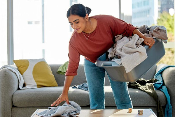 giovane che svolge lavori domestici
