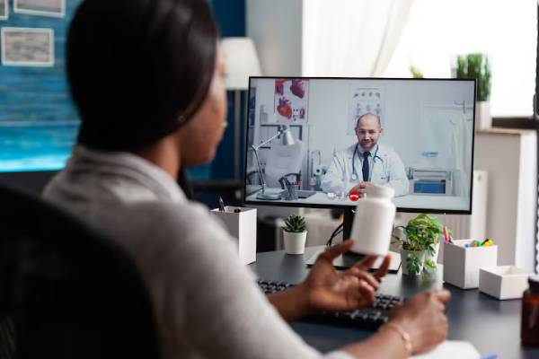 Persona che parla con un medico online tramite webcam
