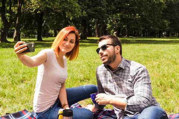 persone sorridenti che si godono un parco