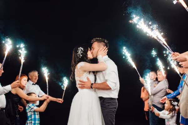 Gli sposi sono circondati dagli invitati al matrimonio