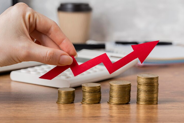 Mano che indica una freccia verso l'alto su un grafico economico
