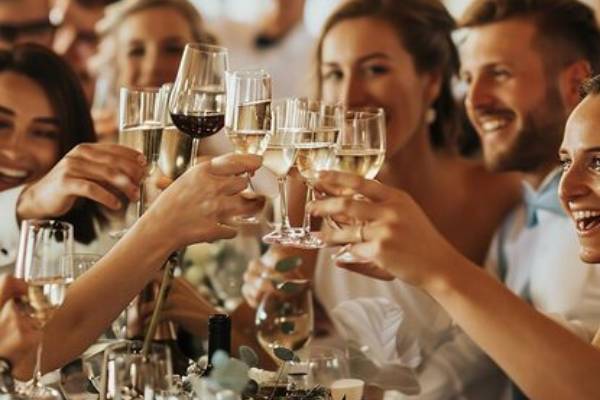 gruppo di persone che fanno un brindisi