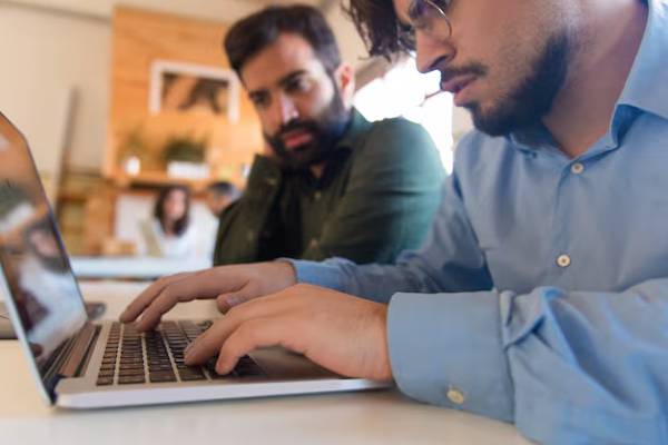 persone che lavorano su un computer portatile