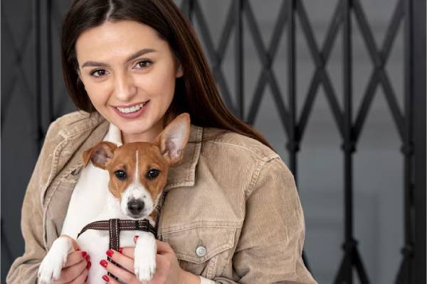 persona che gioca con un cucciolo